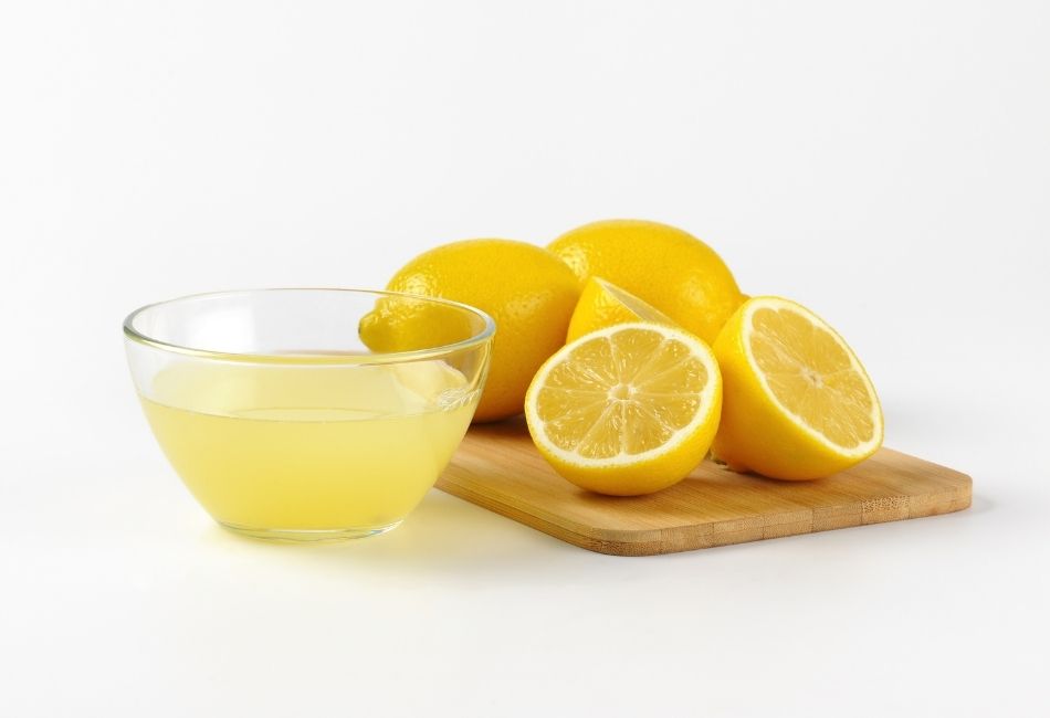 Lemon fruits and lemon juice in a glass bowl